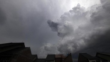 CUACA BURUK: Ada Cumulonimbus, Syahbandar Brondong Kibarkan Bendera Hitam